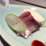 日々魚数寄 東木 - 黒目鯛、と白目鯛、水ダコに甘えび …
      「あしらい」に水茄子と瓜