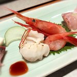 日々魚数寄 東木 - 黒目鯛、と白目鯛、水ダコに甘えび …
      「あしらい」に水茄子と瓜