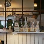 カフェ シロイロ - 窓越しの厨房