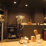 つけ麺 五ノ神製作所 - カウンター一番奥からの厨房