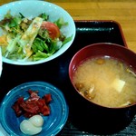 レストラン梢 - サラダ、みそ汁、福神漬け、らっきょ