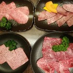 焼肉おくう - 左上→誕生日サービスの国産牛カルビ
      右上→国産牛上タン
      左下→山形牛ザブトン
      右下→上３枚カイノミ、下３枚ササミカルビ