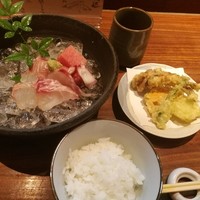 ろっこん - 数種類の野菜や肉厚でジューシーな鰯など天ぷらの小鉢付き、お造り御膳1,100円