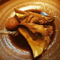 ろっこん - 肉厚でふっくら柔らかな鯖の身、大きな梅入りのトロリと甘い煮汁はご飯にも合う！