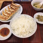 ぎょうざの満洲  - 焼餃子と大ライス 459円。餃子は厚皮、学生さん向けボリューミーサイズですな。カリカリ○。