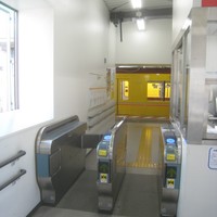 アニヴェルセル カフェ - いつ出来て、いつ無くなるともしれない銀座線渋谷駅の隅っこ改札