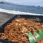主婦の店 - 大人数用の焼きそば…味は至って普通ですが、この雰囲気なら旨さ増し増し(*´꒳`*)