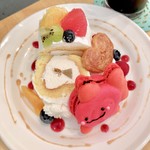 ピーカーブー - ✿ロールケーキ 600円(税込)
      ✿アイスコーヒー300円(税込)セット価格
      ✿金魚のマカロン 200円(税込)