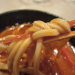つけ麺 五ノ神製作所 - 海老トマトつけ麺、麺とつけ汁のからみアップ