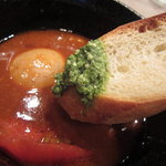 つけ麺 五ノ神製作所 - 海老トマトつけ麺、バゲットとつけ汁のアップ