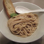 つけ麺 五ノ神製作所 - 海老トマトつけ麺、小盛り180g。デフォでバジルペーストつきバゲット