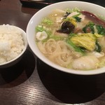 天外天刀削麺 - (料理)海鮮麺と小ライス