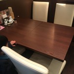 天外天刀削麺 - (内観)テーブル席①