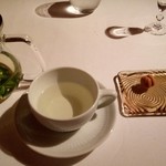 フィオッキ - ハーブティーとお茶菓子