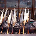 民宿 青塚食堂 - 店先では大きなにしんが串焼きに。