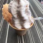 織部の里もとす ファストフード店 - ももソフトクリーム（350円税込）です。
                                細かくくだいたもものシロップ漬けが入っています。