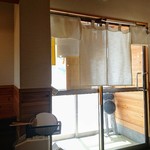 かまや食堂 - 開店は一応10:30～ですが土日には10:00前から客が入ってます（笑）