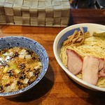 麺屋 悠 - つけ汁は"塩"で♪
      チャーシューは豚肩と、豚バラとなる。