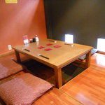 居酒屋 しげ味津 - カウンターと掘りごたつがあります。落ち着いた雰囲気で隠れ家的な感じ。