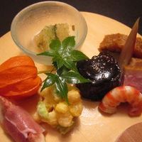 鶯啼庵 - 夏らしく、団扇形の器に夏の味覚が盛り込まれました