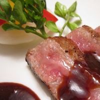 鶯啼庵 - 程よいミディアムレアに赤味噌ソース