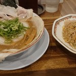 Chinyuu - 半チャン定食に鉢一面チャーシュー追加