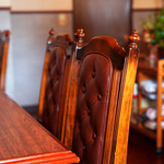 デノーズ - 椅子もどことなくレトロ感がありますね。