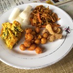 アーチャーラ - サラダバーの料理。大根、かぼちゃサラダ、豆サラダ、とり皮のフライ、焼きそば