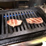 Taishuu Horumon Yakiniku Jun - タン焼いてる様子