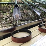 滝観洞観光センター - 滝流しそば　フォールする瞬間