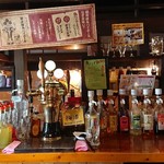 Ueda Karaage Senta - カウンターにはアルコールがたくさんありました！( 〃▽〃)
