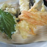 かご乃家 -                                季節の野菜と海老の天ぷら