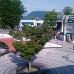 レストランまるほん - 店内から軽井沢駅北口を望む