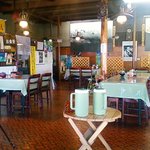 レストランまるほん - 水置きのテーブル　冬はここにストーブが