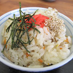 ちょんまげ侍 - 鶏ごぼう飯。福岡の豚骨ラーメンにはお約束の紅しょうがだけど、かしわ飯に乗ってるのは珍しい。