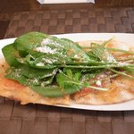 PASTAVOLA - スモークサーモンのサラダピッツア