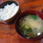 Horumon Yaki Gankooyaji - 定食にセットのご飯とみそ汁