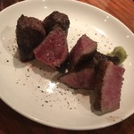 ビストロ カルネジーオ - 左 トウガラシ、右 トモサンカク