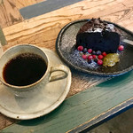 ラフ&タフ コーヒースタンド - ハンドドリップコーヒーとガトーショコラ