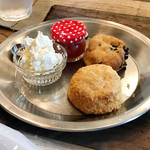 ラフ&タフ コーヒースタンド - スコーン（クロテッドクリーム、ジャム付き）