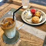 ラフ&タフ コーヒースタンド - アイスカフェオレ、スコーン（クロテッドクリーム、ジャム付き）