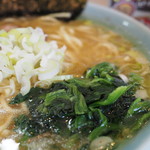 横浜家系ラーメン みさきや - ラーメンほうれん草側