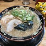 とんこつらぁ麺 松もと - とんこつラーメン750円（税込）