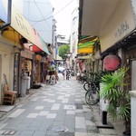 琥珀館 - 櫛田茶屋から国体道路に向かう路地にお店はあります。