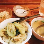 バンコク ピーナッツ食堂 - ミニグリーンカレーとセットの副菜たち