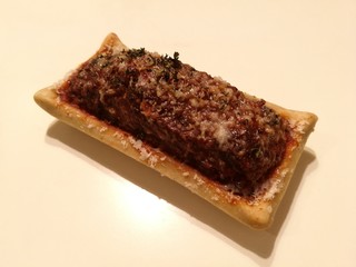 What a Tart! - マッシュポテトの上にピリ辛のボロネーゼとパルミジャーノレッジャーノ、スパイシーボロネーゼ（ミニ）432円