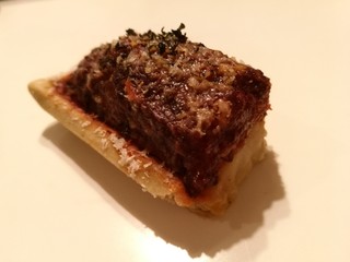 What a Tart! - 仔牛や豚肉を香味野菜で煮込みパンチェッタを加えた濃厚ボロネーゼが、なめらかマッシュポテトと合う！