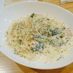 プチレストラン カナモリ - ホウレン草とスモークサーモンのクリームソース 880円