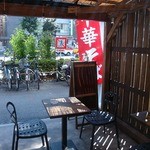 角萬 - 店外（テラス）席もあった（灰皿あり）。ただ、夏は暑いからやっぱ店内やね