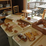 パン工房　ぱず～ - テラスもあるきれいな内装